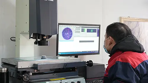 Ikusmen zorrotzarekin eta orientazio zehatzarekin, moldeen kalitatezko defentsa-lerroa sendo ezartzen dugu.